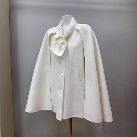 White golden style bow cloak wool Chinese wool coat mid-length lady new double-sided coat autumn and winter new
White golden style bow cloak wool Chinese wool coat mid-length lady new double-sided coat autumn and winter new