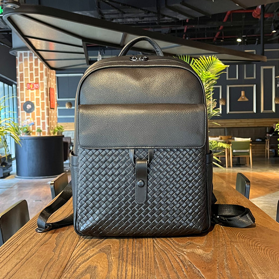 2025 new genuine leather cowhide men's business large capacity fashion trend simple travel bag backpack computer bag 
2025 new genuine leather cowhide men's business large capacity fashion trend simple travel bag backpack computer bag