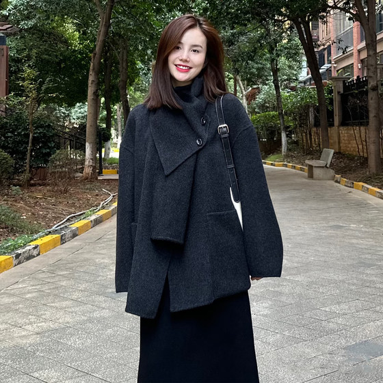 Korean version of scarf with loose wool coat for women in autumn and winter new small mid-length dark gray wool coat 
Korean version of scarf with loose wool coat for women in autumn and winter new small mid-length dark gray wool coat