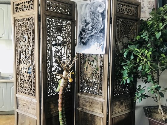 Chinese-style screen partition living room solid wood old mobile folding screen carved folding screen hotel office entrance
Chinese-style screen partition living room solid wood old mobile folding screen carved folding screen hotel office entrance