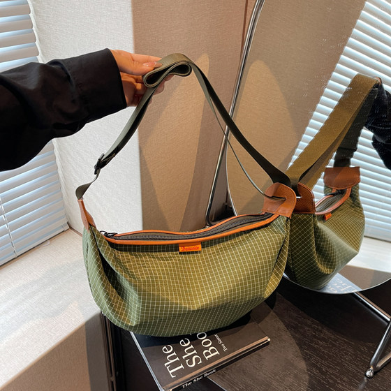 Super hot lightweight bag for women 2025 new one-shoulder waterproof Oxford cloth dumpling bag casual travel ladies crossbody bag 
Super hot lightweight bag for women 2025 new one-shoulder waterproof Oxford cloth dumpling bag casual travel ladies crossbody bag