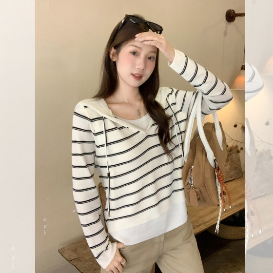 Black and white striped hooded sweater for women Korean college style V-neck sweater soft and waxy warm color matching fake two-piece top 
Black and white striped hooded sweater for women Korean college style V-neck sweater soft and waxy warm color matching fake two-piece top
