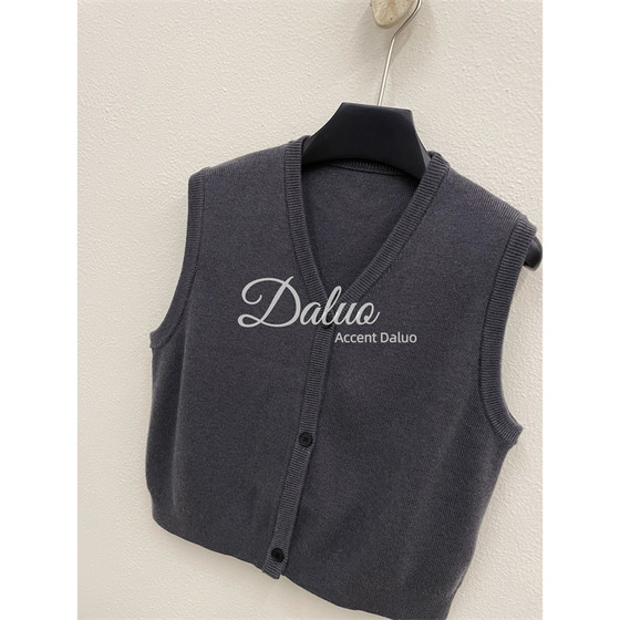 Daluo Daluo Buyer Store 25 autumn new style! Heavy, thick, exquisite, versatile V-neck breasted sweater short vest Daluo Daluo Buyer Store 25 autumn new style! Heavy, thick, exquisite, versatile V-neck breasted sweater short vest