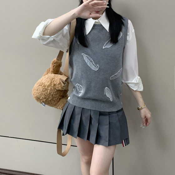 tb Autumn and Winter New Product Women's 2025 Feather Inlaid Wool Round Neck Knitted Short Sleeveless Vest Vest Vest
tb Autumn and Winter New Product Women's 2025 Feather Inlaid Wool Round Neck Knitted Short Sleeveless Vest Vest Vest