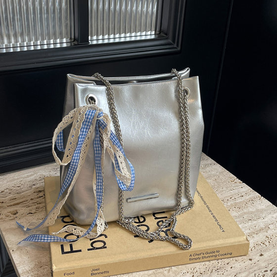 Small bag women's 2025 new spring and summer fashion scarf bucket bag versatile chain shoulder bag silver crossbody bag
Small bag women's 2025 new spring and summer fashion scarf bucket bag versatile chain shoulder bag silver crossbody bag