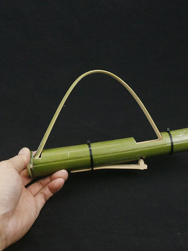 竹筒銃 - 伝統的な手作り投石器のおもちゃ