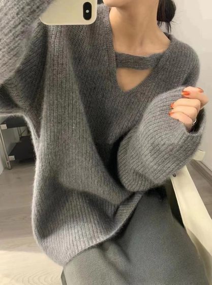 Gray V -neck cutting knit knit sweater female autumn and winter thickened design sense, niche high -level sense of lazy style
Gray V -neck cutting knit knit sweater female autumn and winter thickened design sense, niche high -level sense of lazy style