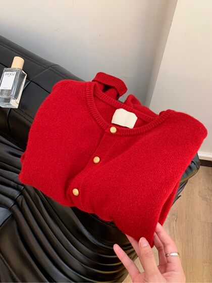Korean autumn and winter retro red round neck knitted cardigan women's tops with small fragrance style loose soft sweater jacket European goods
Korean autumn and winter retro red round neck knitted cardigan women's tops with small fragrance style loose soft sweater jacket European goods