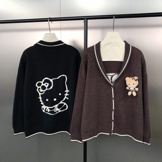 Shenshen Family 2025 autumn and winter Korean retro loose lazy age reduction kt cat jacquard contrasting color V-neck sweater jacket for women
Shenshen Family 2025 autumn and winter Korean retro loose lazy age reduction kt cat jacquard contrasting color V-neck sweater jacket for women