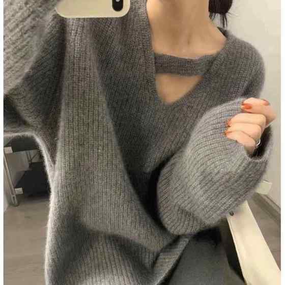 Korean style design sense fashionable V-neck sweater top for women in autumn and winter new soft and loose loose style pullover sweater
Korean style design sense fashionable V-neck sweater top for women in autumn and winter new soft and loose loose style pullover sweater
