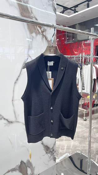 2025 autumn and winter new men's knitted vest loose casual inner sleeveless vest vest wool cardigan
2025 autumn and winter new men's knitted vest loose casual inner sleeveless vest vest wool cardigan