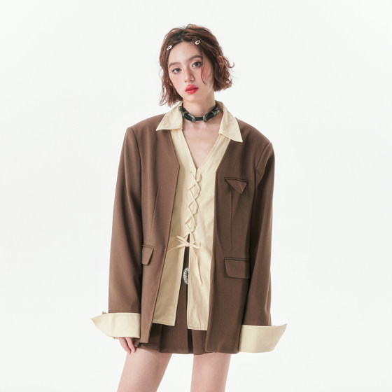 Yang Erda Meng's original loose retro splicing fake two-piece strap suit women's suit 2025 early spring jacket
Yang Erda Meng's original loose retro splicing fake two-piece strap suit women's suit 2025 early spring jacket