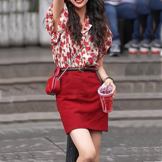 Two-piece dress printed top with red denim skirt 2025 summer new Hong Kong style retro fashion suit for women
Two-piece dress printed top with red denim skirt 2025 summer new Hong Kong style retro fashion suit for women