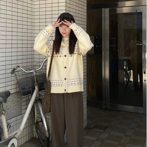 2025 autumn new blue heavy sweater jacket design spliced breast warmth thick cardigan
2025 autumn new blue heavy sweater jacket design spliced breast warmth thick cardigan