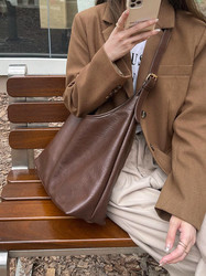Large-Capacity Bag for Women 2025 Autumn and Winter New Style Simple Soft Leather Shoulder Underarm Bag Retro Commuter Crossbody Mother-Daughter Bag Large-Capacity Bag for Women 2025 Autumn and Winter New Style Simple Soft Leather Shoulder Underarm Bag Retro Commuter Crossbody Mother-Daughter Bag