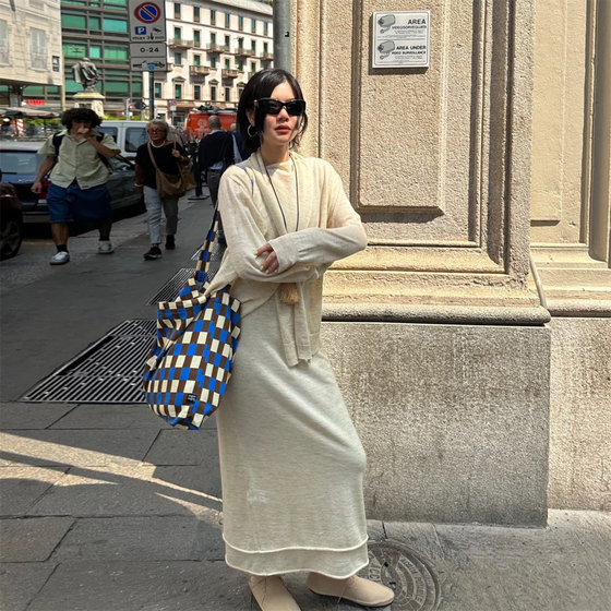 Designer buyer store high-end Nanyou minimalist Tiansi wool V-neck sweater sweater skirt two-piece set
Designer buyer store high-end Nanyou minimalist Tiansi wool V-neck sweater sweater skirt two-piece set