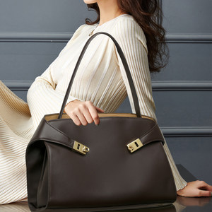 CCAMO bag women's 2025 new high-end niche non-colliding bag women's large capacity commuter shoulder bag 
CCAMO bag women's 2025 new high-end niche non-colliding bag women's large capacity commuter shoulder bag