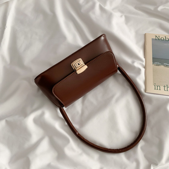 2023 new women's bag Korean version retro versatile autumn and winter lock buckle underarm women's bag ins super hot shoulder bag small 
2023 new women's bag Korean version retro versatile autumn and winter lock buckle underarm women's bag ins super hot shoulder bag small