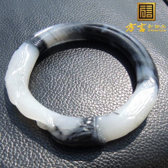 Dialect store treasures, Yulong River production, failed to keep skin, Confucius has no structure, first-line Tian Mutton Fat Jade Blue and White Bracelet R
Dialect store treasures, Yulong River production, failed to keep skin, Confucius has no structure, first-line Tian Mutton Fat Jade Blue and White Bracelet R