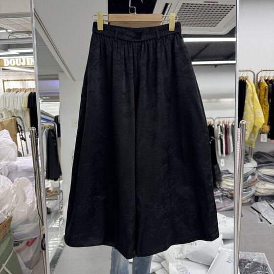 2025 autumn clothing new fashion women's clothing new Chinese bucket pants loose and slim and elastic waist satin jacquard fashionable
2025 autumn clothing new fashion women's clothing new Chinese bucket pants loose and slim and elastic waist satin jacquard fashionable
