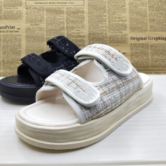 Removal of the cabinet, plaid leather, fashionable, thick sole, lightweight, small fragrance style, fashionable and versatile lazy one-slip slippers
Removal of the cabinet, plaid leather, fashionable, thick sole, lightweight, small fragrance style, fashionable and versatile lazy one-slip slippers