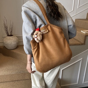 Suede Tote Bag Women 2025 New Retro Large Capacity Casual Versatile Shoulder Bag Plush Commuting Underarm Bag 
Suede Tote Bag Women 2025 New Retro Large Capacity Casual Versatile Shoulder Bag Plush Commuting Underarm Bag