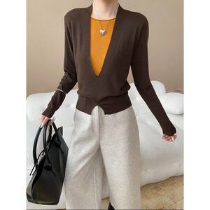 Layered layered fashionable contrasting fake two-piece stitched V-neck slim knit sweater SN8229 
Layered layered fashionable contrasting fake two-piece stitched V-neck slim knit sweater SN8229