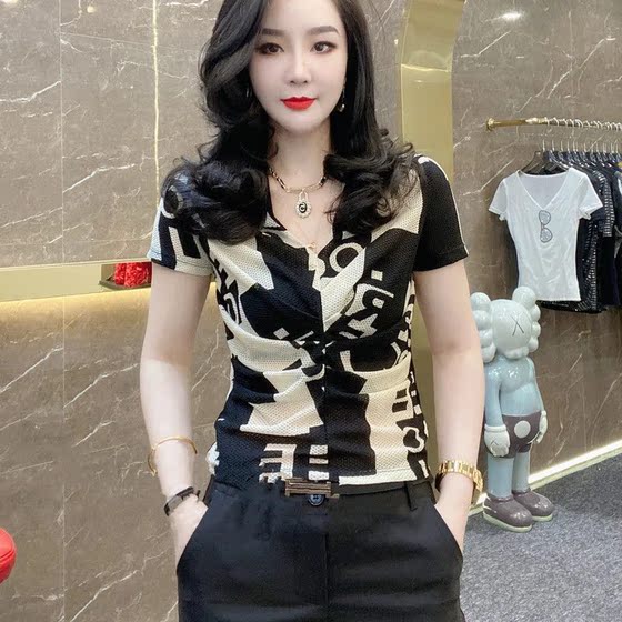 2025 summer new letter printed V-neck short-sleeved top for women's pleated design slim and stretchy lace T-shirt
2025 summer new letter printed V-neck short-sleeved top for women's pleated design slim and stretchy lace T-shirt