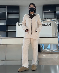 Yanxijia Shilan Women's 25 Winter Style 8326 Fashionable Off-White V-Neck Buttoned Velvet Home Clothes Suit for Women 
Yanxijia Shilan Women's 25 Winter Style 8326 Fashionable Off-White V-Neck Buttoned Velvet Home Clothes Suit for Women