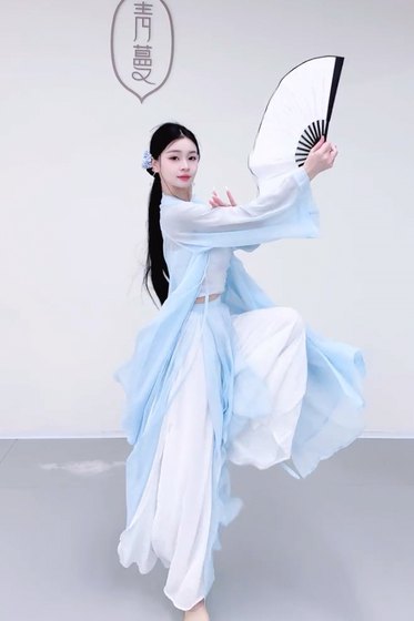 New classical dance costume ancient style jazz gauze dress suit fairy style flowing and slimming practice costume performance costume
New classical dance costume ancient style jazz gauze dress suit fairy style flowing and slimming practice costume performance costume