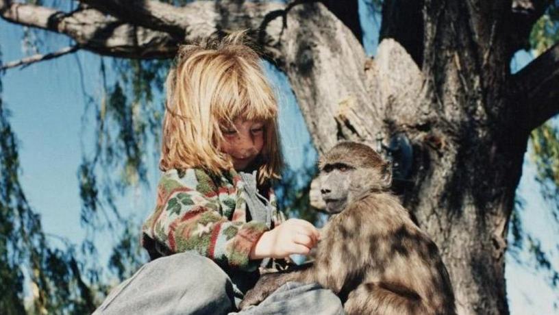 小女孩勇气可嘉，跟野生动物生活了十年