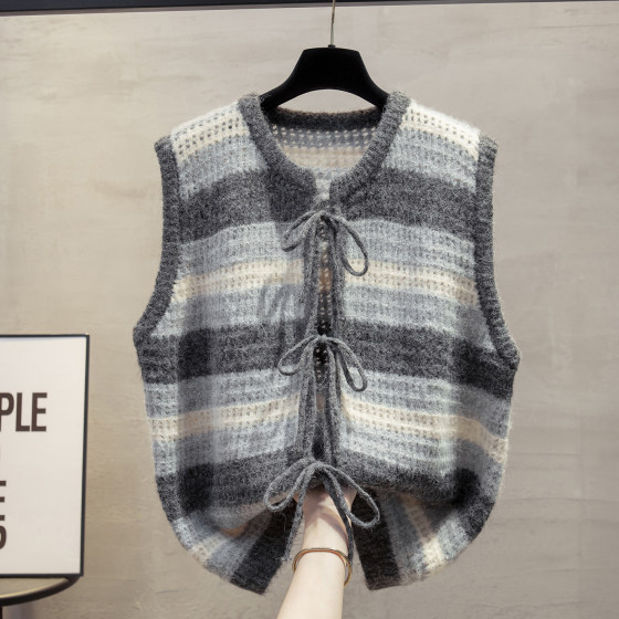 Hollow striped headscarf round neck knitted cardigan vest vest women 2025 autumn new horse clip sweater vest trendy
Hollow striped headscarf round neck knitted cardigan vest vest women 2025 autumn new horse clip sweater vest trendy