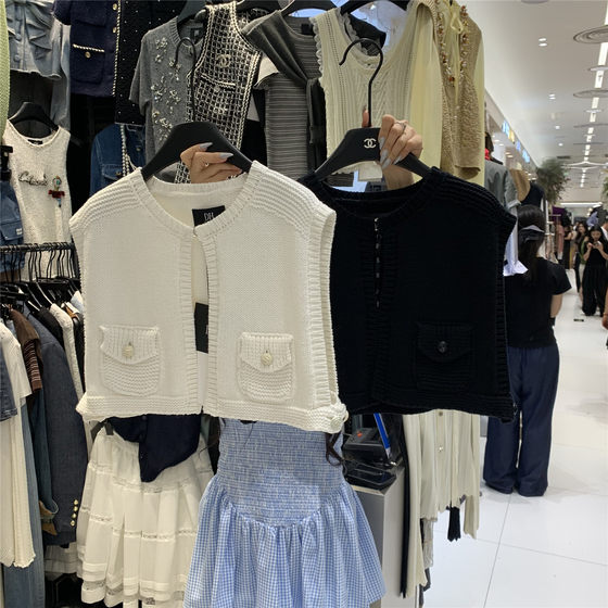 2025 early autumn new Korean version of Xiaoxiang style knitted vest for women round neck single-breasted versatile sleeveless vest top
2025 early autumn new Korean version of Xiaoxiang style knitted vest for women round neck single-breasted versatile sleeveless vest top