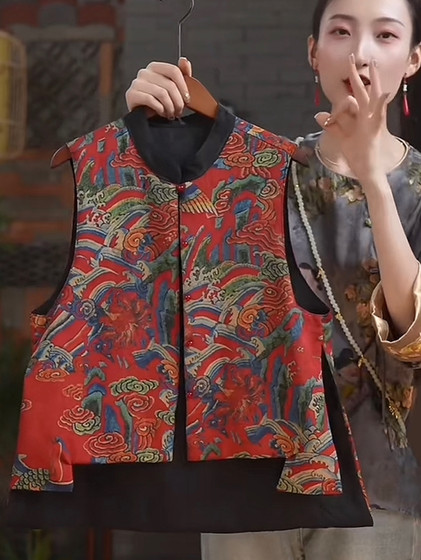 New Chinese style age-reducing retro buckle vest 2025 Spring and Autumn New Double-sided Double Wearing Wave Embroidered Horse Clip for Women
New Chinese style age-reducing retro buckle vest 2025 Spring and Autumn New Double-sided Double Wearing Wave Embroidered Horse Clip for Women