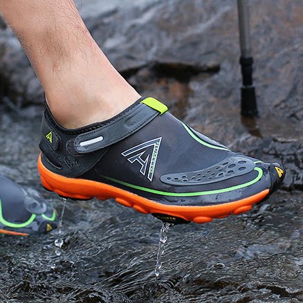 Summer outdoor shoes for men and women mesh breathable hiking shoes lightweight casual hiking shoes driving barefoot wading through the stream
Summer outdoor shoes for men and women mesh breathable hiking shoes lightweight casual hiking shoes driving barefoot wading through the stream