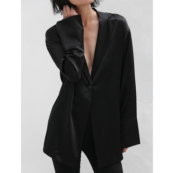 Original design black minimalist spring, autumn and summer new small suit, thin lady, casual loose, a buckle European and American jacket
Original design black minimalist spring, autumn and summer new small suit, thin lady, casual loose, a buckle European and American jacket