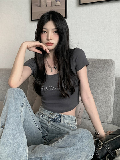 Design Senior short -sleeved T -shirt Female Summer Fang Ding Shirt Hot Girl Slim Short Short Short Navel Uniform Design Senior short -sleeved T -shirt Female Summer Fang Ding Shirt Hot Girl Slim Short Short Short Navel Uniform