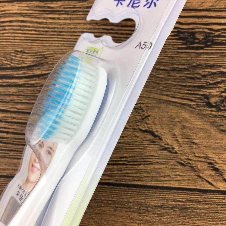 슬림형 A50 칫솔은 잇몸을 아프지 않게 닦아주고, 부드러운 칫솔모가 혀 코팅까지 깨끗하게 닦아줍니다 -