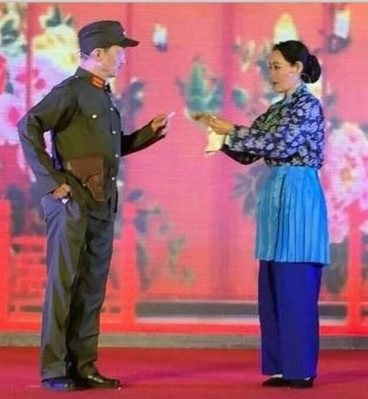 Modern Peking Opera Sha Jiabang Wisdom Fighting Performance Costume A Qing Sao Diao De Yisha Grandma Military and Civilian Fish and Water Love Guo Jianguang
Modern Peking Opera Sha Jiabang Wisdom Fighting Performance Costume A Qing Sao Diao De Yisha Grandma Military and Civilian Fish and Water Love Guo Jianguang