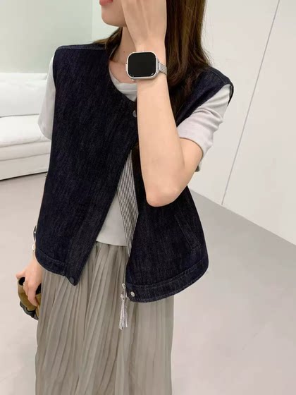 Korean version loose slim and versatile sleeveless denim vest for women 25 autumn new retro short vest vest top
Korean version loose slim and versatile sleeveless denim vest for women 25 autumn new retro short vest vest top