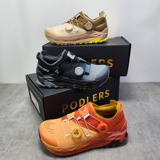 Exported to the UK single brand men and women's wide last double button non-slip breathable all-terrain outdoor hiking trail running shoes
Exported to the UK single brand men and women's wide last double button non-slip breathable all-terrain outdoor hiking trail running shoes