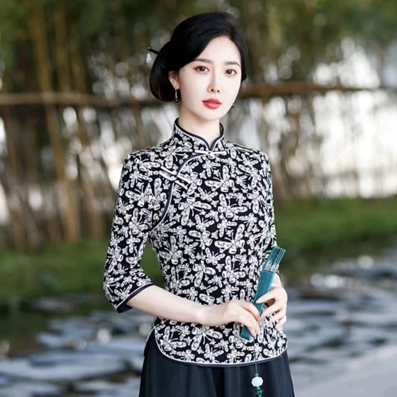 New autumn retro Chinese style cheongsam modified top set for women Chinese style Tang suit fashionable mother two-piece set
New autumn retro Chinese style cheongsam modified top set for women Chinese style Tang suit fashionable mother two-piece set