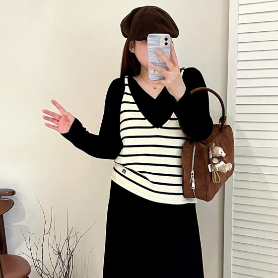Large size women's outerwear V-neck shirt women's suspender vest 2025 autumn fat mm versatile loose knitted sweater
Large size women's outerwear V-neck shirt women's suspender vest 2025 autumn fat mm versatile loose knitted sweater