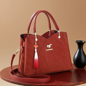 Red bag wedding banquet handbag for women atmospheric bride wedding bag large capacity high-end 2025 new crossbody bag 
Red bag wedding banquet handbag for women atmospheric bride wedding bag large capacity high-end 2025 new crossbody bag