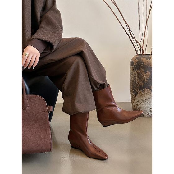 Light and wind! Maillard brown wide-tube short boots for women with high-end cowhide leather heels with one foot to slim fashion boots in autumn and winter
Light and wind! Maillard brown wide-tube short boots for women with high-end cowhide leather heels with one foot to slim fashion boots in autumn and winter