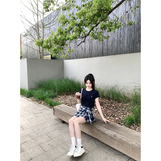 Zhenzhen's home matches with worry-free slimming shoulder T-shirt irregular plaid skirt suit versatile casual two-piece set
Zhenzhen's home matches with worry-free slimming shoulder T-shirt irregular plaid skirt suit versatile casual two-piece set