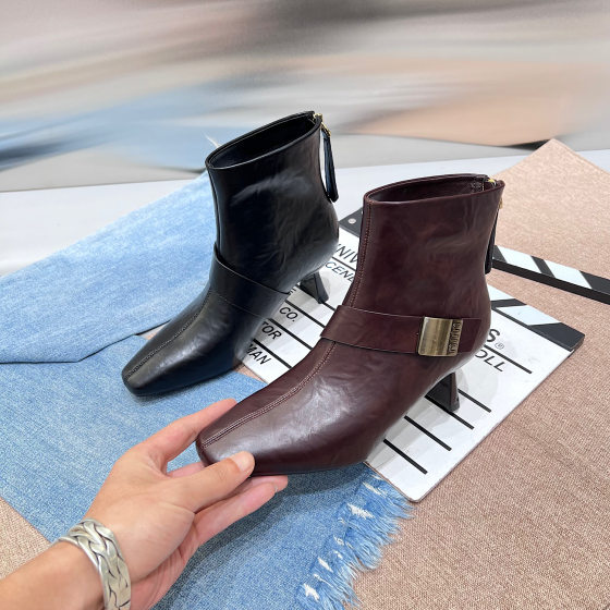 2025 autumn and winter new square toe boots for women thick heels retro high heels rear zipper pleated Martin boots fashion boots
2025 autumn and winter new square toe boots for women thick heels retro high heels rear zipper pleated Martin boots fashion boots