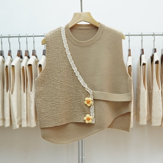 699 2024 autumn and winter new solid color round neck knitted vest vest for women's flower horse clip thickened sweater vest
699 2024 autumn and winter new solid color round neck knitted vest vest for women's flower horse clip thickened sweater vest