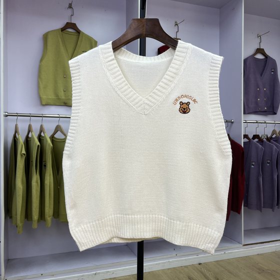 677 Spring and Autumn V-neck Embroidered Knitted Vest Women's Sleeveless Sweater Japanese College Style Layered Horse Clip Small Vest
677 Spring and Autumn V-neck Embroidered Knitted Vest Women's Sleeveless Sweater Japanese College Style Layered Horse Clip Small Vest