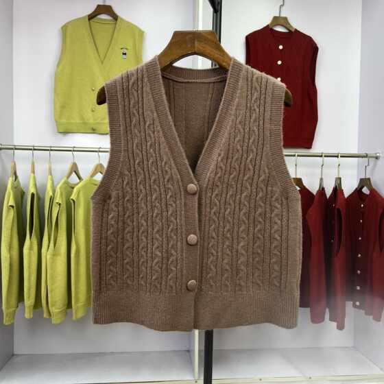 041 Layered knitted vest vest women short autumn 2024 new small exterior vest sleeveless horse clip 041 Layered knitted vest vest women short autumn 2024 new small exterior vest sleeveless horse clip